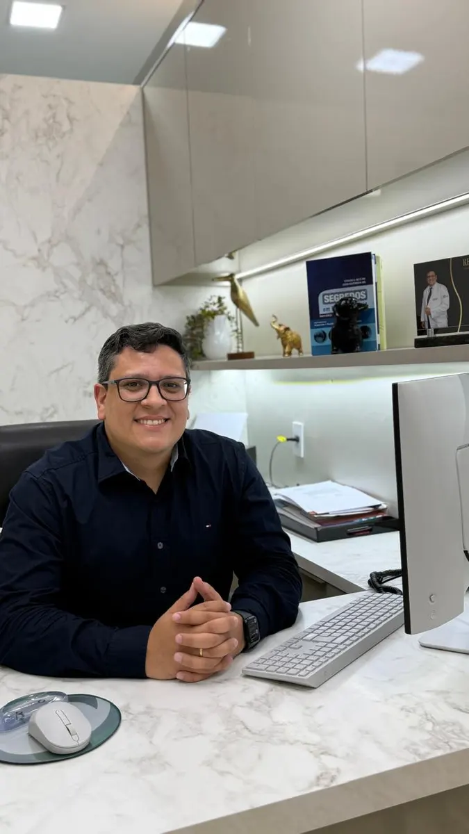 Dr. Márcio Gregório, reumatologista, no consultório
