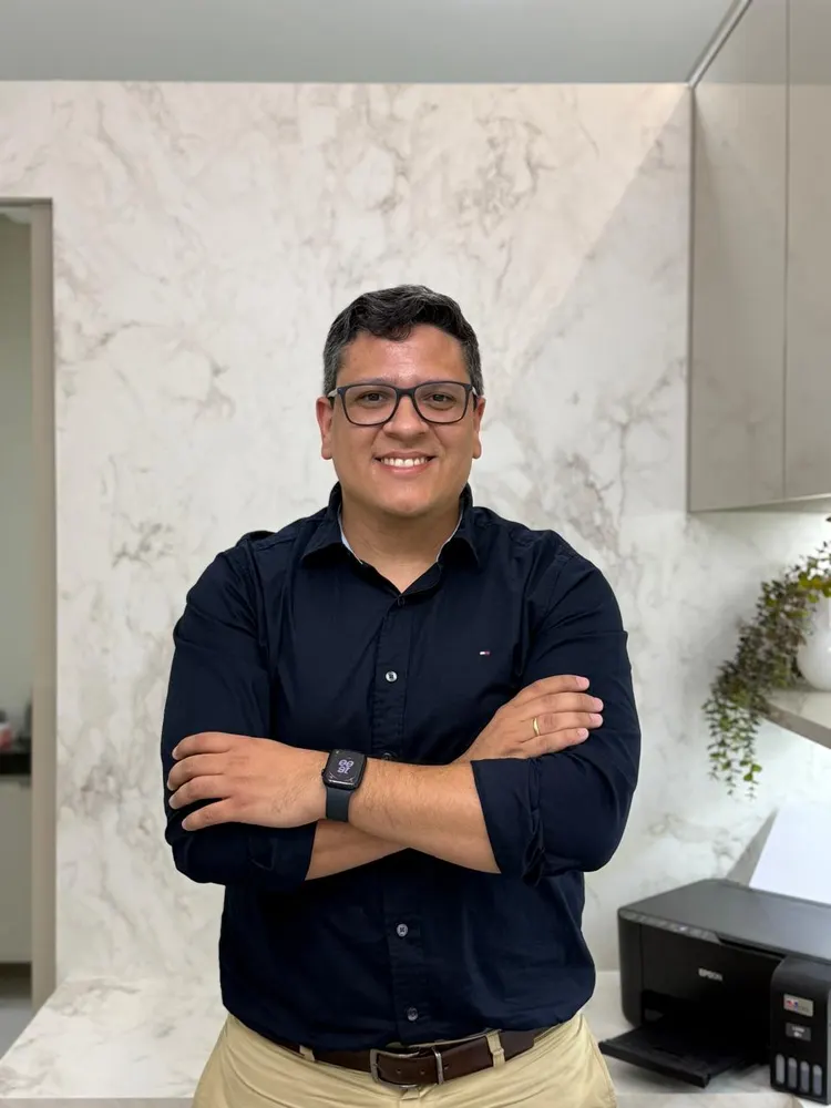 Dr. Márcio Gregório, reumatologista, no Instituto de Medicina Integral